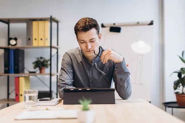 Hombre Joven Sentado Oficina Trabajando Escritorio Empresario Mirando Monitor Computadora — Foto de Stock