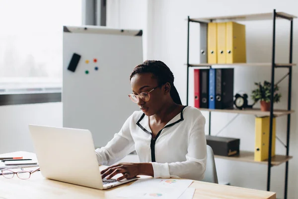 Ganska Afrikansk Amerikansk Affärskvinna Arbetar Laptop Kontoret — Stockfoto