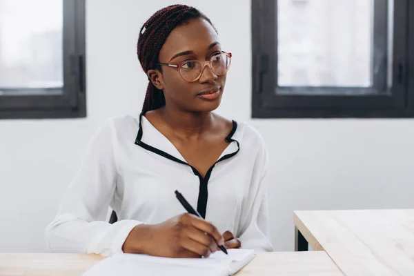 Ung Afrikansk Vacker Kvinna Som Har Intervju Eller Affärsmöte Med — Stockfoto