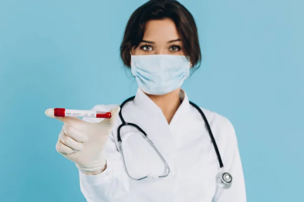 Uma Médica Mascarada Tem Tubos Ensaio Análises Sangue Pessoas Potencialmente — Fotografia de Stock