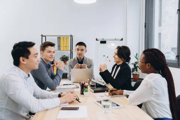 Gruppe Multikultureller Geschäftsleute Lauscht Der Rede Ihres Chefs Asiatischer Manager — Stockfoto