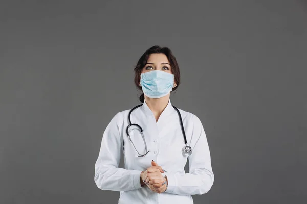 ヨーロッパのコロナウイルス 新しいコロナウイルス 2019 Ncov 青い医療面マスクの女性医師 Covid 19隔離の概念 — ストック写真