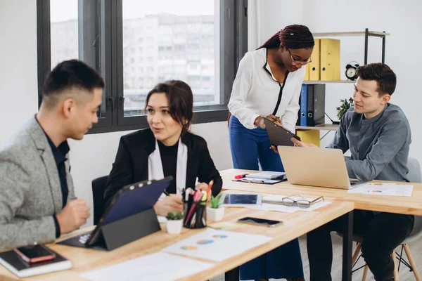 Multiculturele Groep Van Mannelijke Vrouwelijke Professionals Formele Kleding Bespreken Eigen — Stockfoto