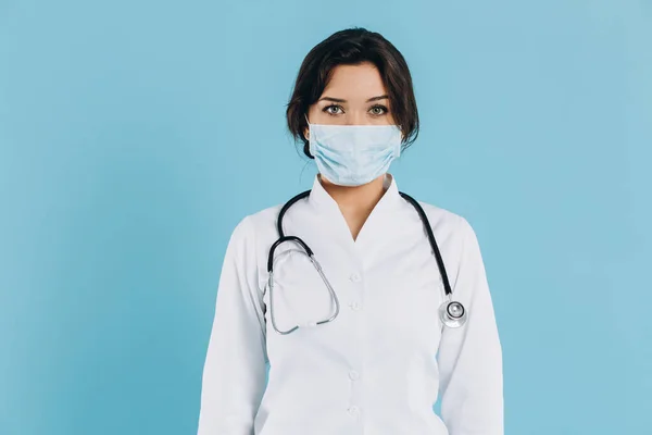 ヨーロッパのコロナウイルス コピースペースのある青い医療用フェイスマスクの女性医師の肖像画である小説コロナウイルス 2019 Ncov Covid 19検疫の概念 — ストック写真