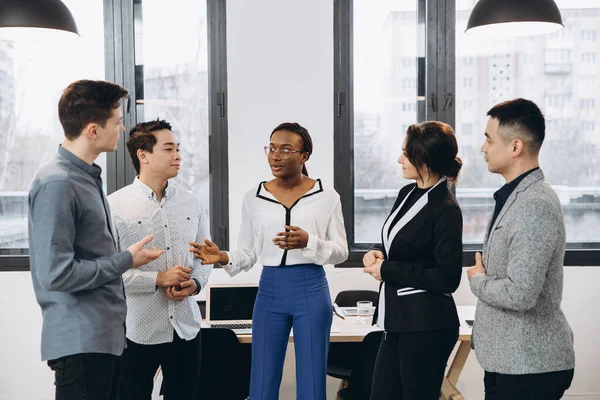 Grupp Mångkulturella Affärsmän Som Chattar Efter Mötet — Stockfoto