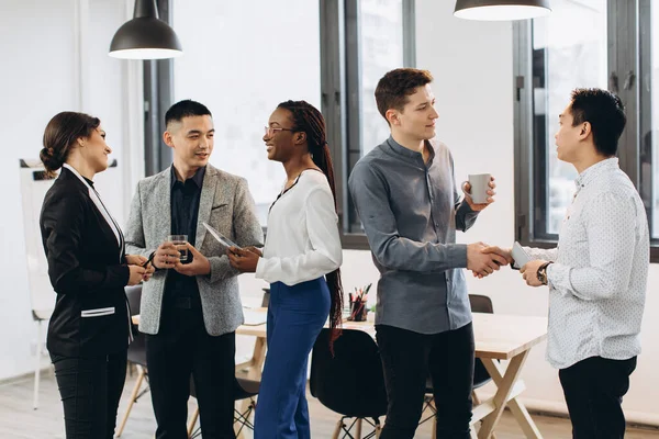 Groep Multiculturele Zakenmensen Aan Het Chatten Bijeenkomst — Stockfoto