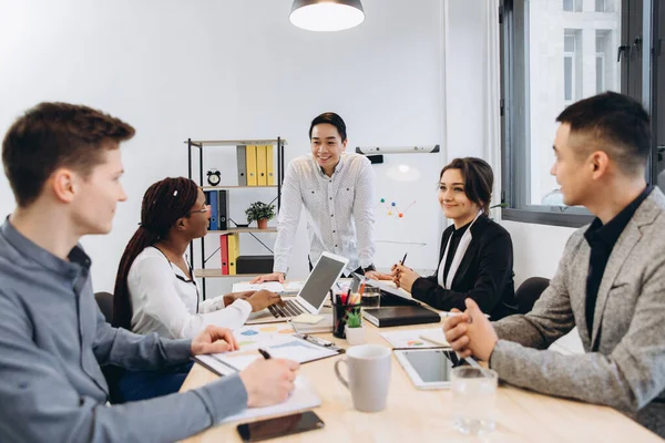 Gruppe Multikultureller Geschäftsleute Lauscht Der Rede Ihres Chefs Asiatischer Manager — Stockfoto