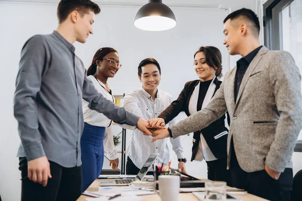 Multiracial Eufórico Equipo Negocios Personas Dan Cinco Altos Mesa Oficina —  Fotos de Stock