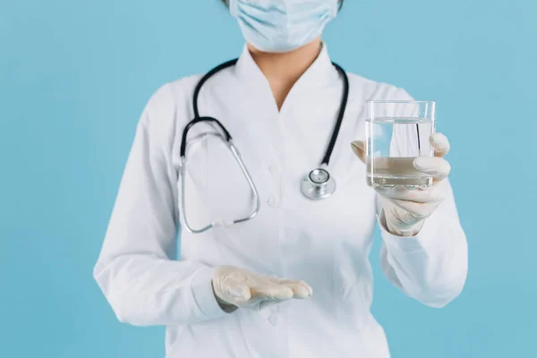 女性医師は水のガラスを保持し コロナウイルスと戦うために飲料水をお勧めします2019 Ncov — ストック写真