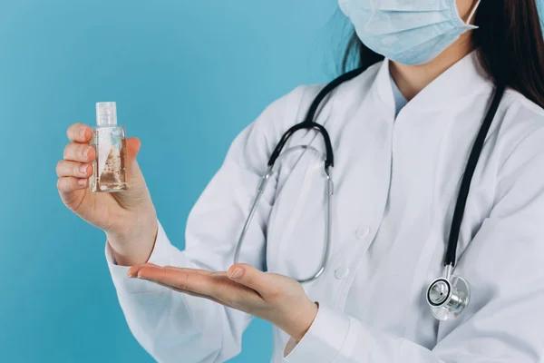 Médico Usando Máscara Cirúrgica Segurando Mostrando Garrafa Bomba Gel Álcool — Fotografia de Stock