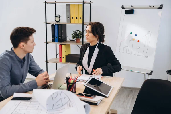 Joven Teniendo Una Entrevista Reunión Negocios Con Empleador Empleador Examinando — Foto de Stock