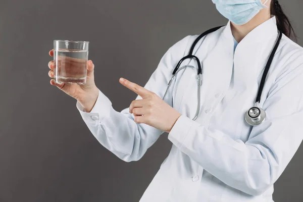 Medico Tiene Bicchiere Acqua Raccomanda Bere Acqua Combattere Coronavirus 2019 — Foto Stock