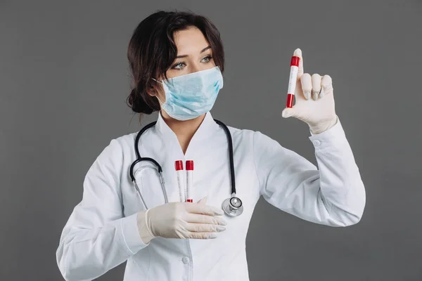 マスクの女性医師は 検査管 血液検査 潜在的にコロナウイルスに感染した人々を保持しています Covid 19のコンセプト — ストック写真