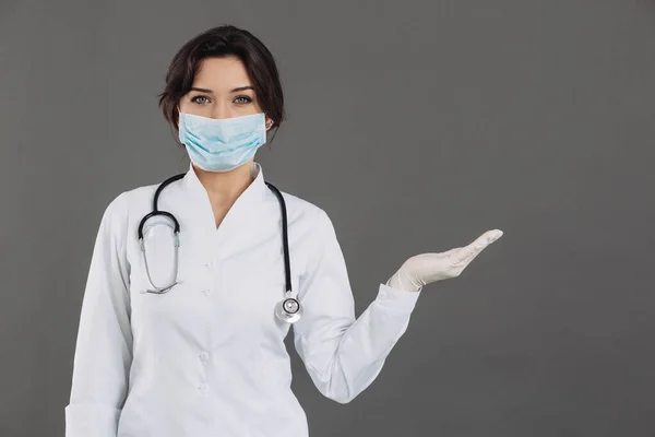 ヨーロッパのコロナウイルス 新しいコロナウイルス 2019 Ncov モックアップのための手を握って青い医療面マスクの女性医師 Covid 19検疫の概念 — ストック写真