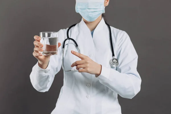 医師は水のガラスを保持し コロナウイルスと戦うために飲料水をお勧めします2019 Ncov — ストック写真