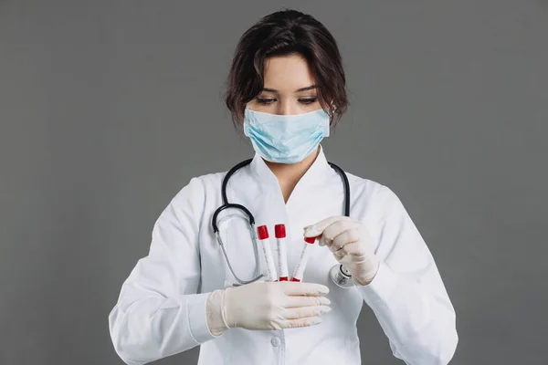 Kobieta Masce Trzyma Probówki Badania Krwi Potencjalnie Zakażonych Ludzi Koronawirusem — Zdjęcie stockowe