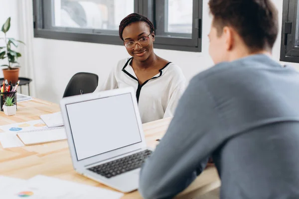 Jonge Afrikaanse Mooie Vrouw Met Een Interview Zakelijke Ontmoeting Met — Stockfoto