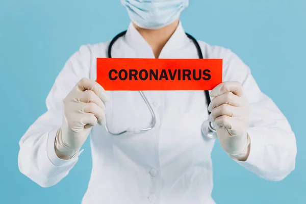 Ärztin Mit Maske Zeigt Auf Rotes Papier Mit Mesaage Coronavirus — Stockfoto