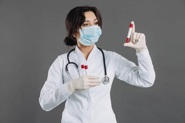 Uma Médica Mascarada Tem Tubos Ensaio Análises Sangue Pessoas Potencialmente — Fotografia de Stock