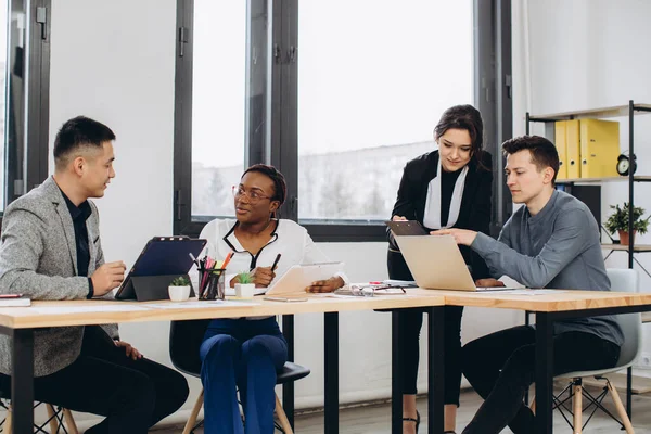 Multiculturele Groep Van Mannelijke Vrouwelijke Professionals Formele Kleding Bespreken Eigen — Stockfoto