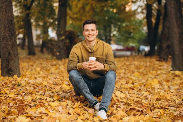 Retrato Niño Guapo Feliz Sonriendo Tomando Café Parque Otoño — Foto de Stock