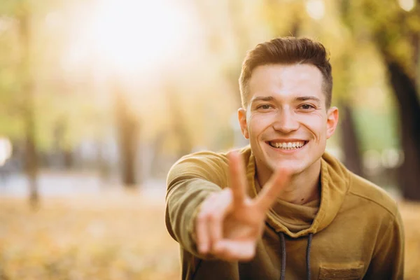 Portrait Beau Mec Souriant Montrant Paix Dans Parc Automne — Photo