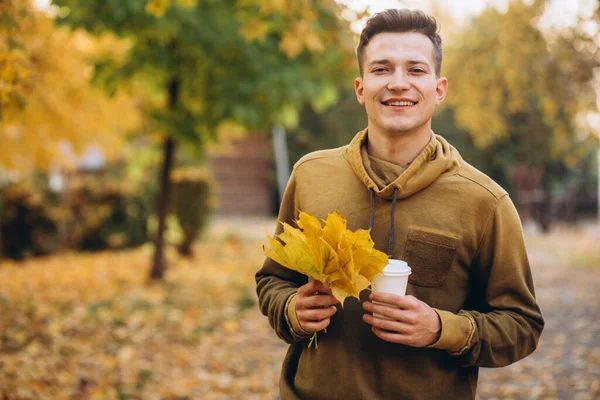 Retrato Chico Guapo Sonriendo Sosteniendo Ramo Hojas Otoño Una Taza — Foto de Stock