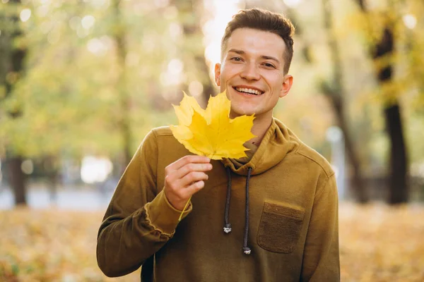 Parkta Gülen Elinde Bir Buket Sonbahar Yaprağı Tutan Yakışıklı Adamın — Stok fotoğraf