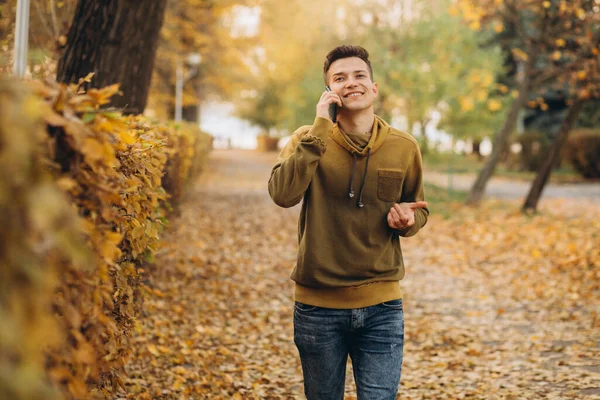 Retrato Chico Guapo Feliz Sonriendo Hablando Por Teléfono Parque Otoño — Foto de Stock