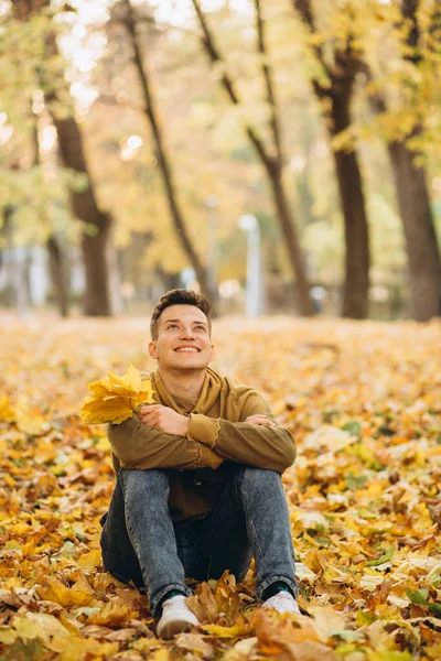 Retrato Menino Bonito Feliz Com Buquê Folhas Amarelas Sorrindo Sonhando — Fotografia de Stock