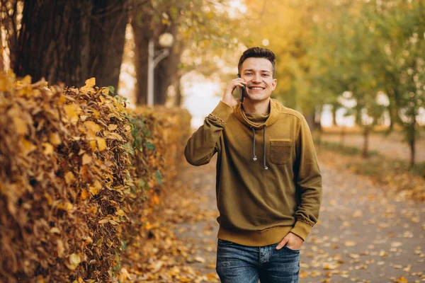 Retrato Cara Bonito Feliz Sorrindo Falando Telefone Parque Outono — Fotografia de Stock