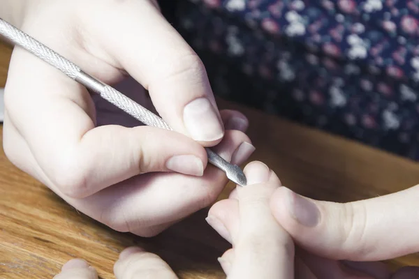 Güzellik uzmanı bir manikür için bir kız yok.