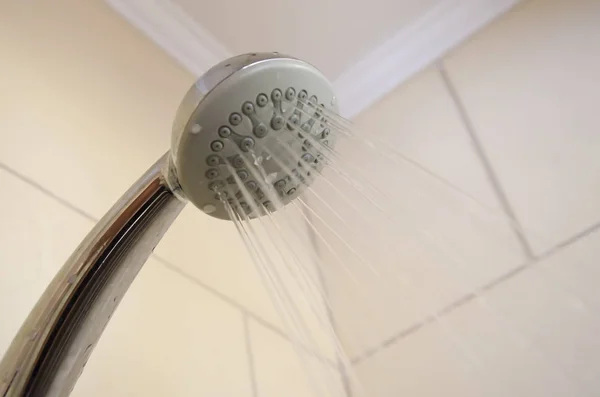 Sarı seramik karo zemin üzerine Duş Fikstür