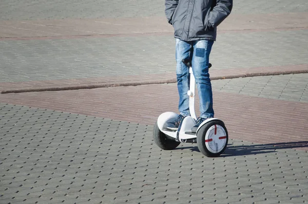 Çocuk bir hoverboard meydanda at binme