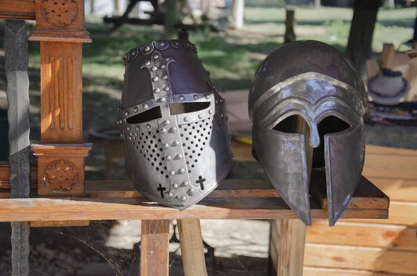 iki eski şövalye slam yalan üzerine ahşap Bank