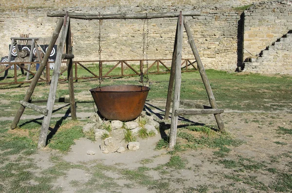 zincirleri üzerinde asılı büyük tarihi eski tencereye