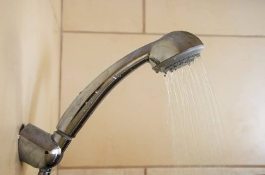 Sarı seramik karo zemin üzerine Duş Fikstür