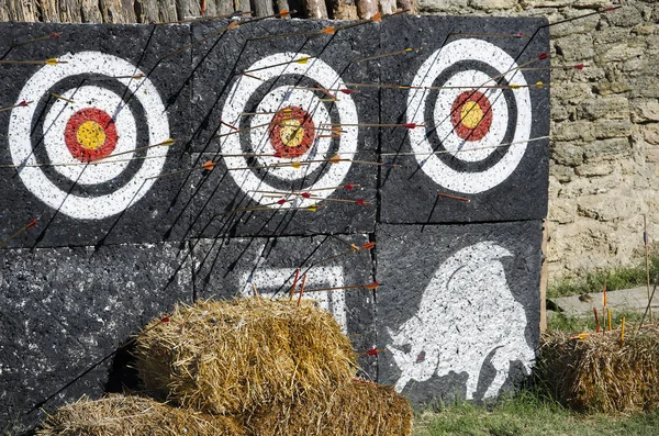 bahçede açık havada oklarla üç hedef