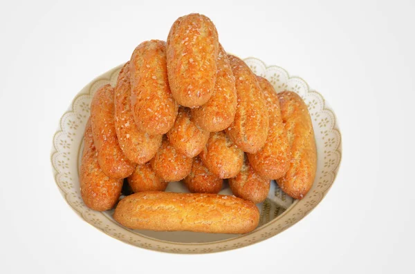 beyaz izole arka planda bir tabakta tatlı çörekler