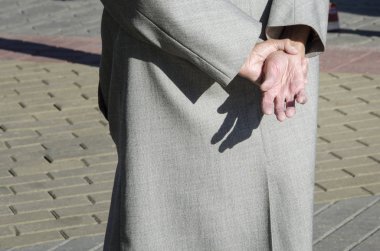 Yaşlı bir kadın arkasında silah geçti