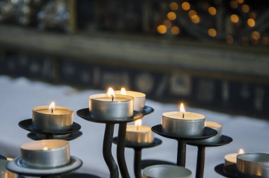 yanan mum Şamdan akşamları evde yuvarlak.