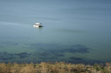 deniz ile turistler yüzerek kıyıya White yat