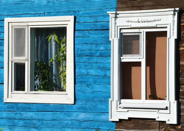 bir yarı-ev iki oyma pencerede