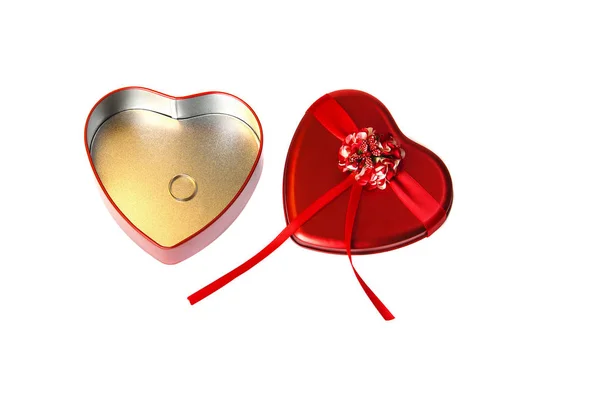 Sevgililer günü ve bir nikah yüzüğü hediye izole beyaz zemin üzerinde bir kalp şeklinde bir kutu içinde