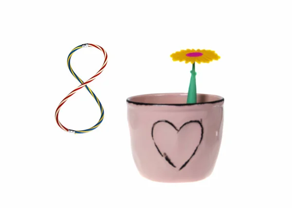 Uluslararası Kadınlar Günü tebrik kartı üzerinde bir kalp ile bir tencerede bir çiçek olarak 8 Mart