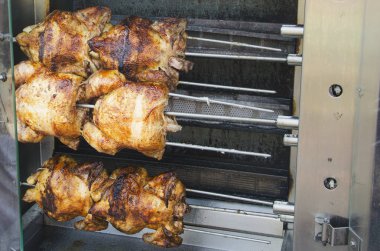 şişler üzerinde birçok bütün kokulu pişmiş tavuk