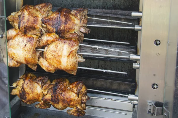 şişler üzerinde birçok bütün kokulu pişmiş tavuk
