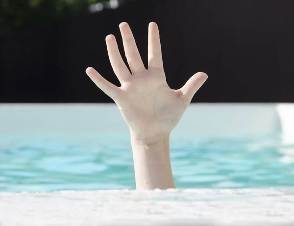 havuzda boğulan bir çocuğun eli, yardıma ihtiyacım var 