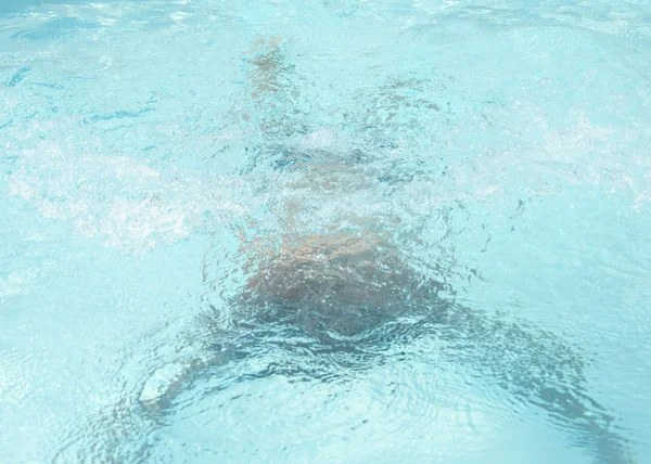 havuzda su altında yüzen adam. havuzda su altında adam