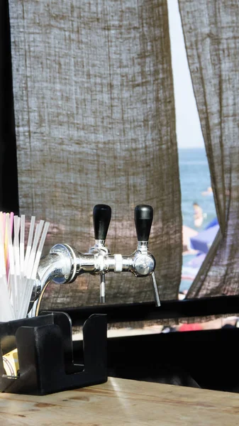 Denizde bulanık bir arkaplan üzerine odaklanmış iki bira.